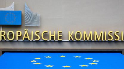 Foto vom Eingang der Europ&auml;ischen Kommission mit EUR-Flagge